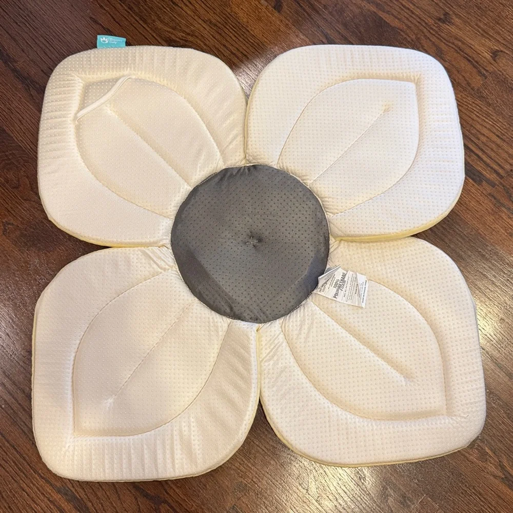 🌻BLOOMING BABY ~ Baby Bath Pad / Baby Bath Seat ~ Yellow Cream Flower Bath Mat